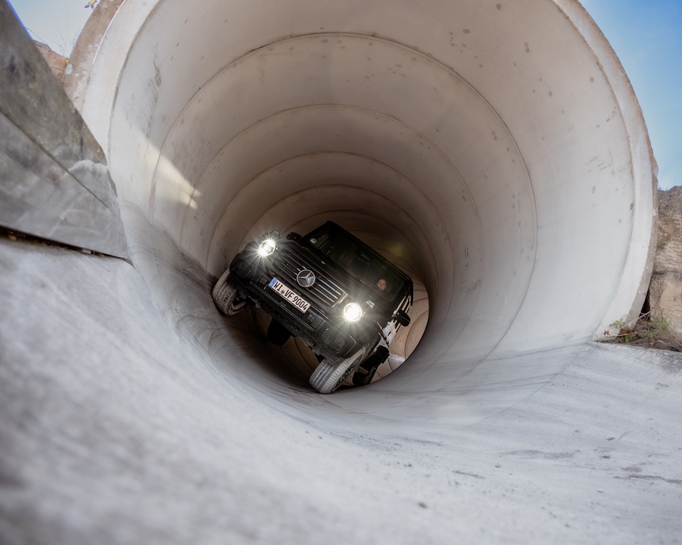 Fahrerlebnisse im Kundencenter | Mercedes-Benz. Eine G-Klasse fährt durch einen Tunnel