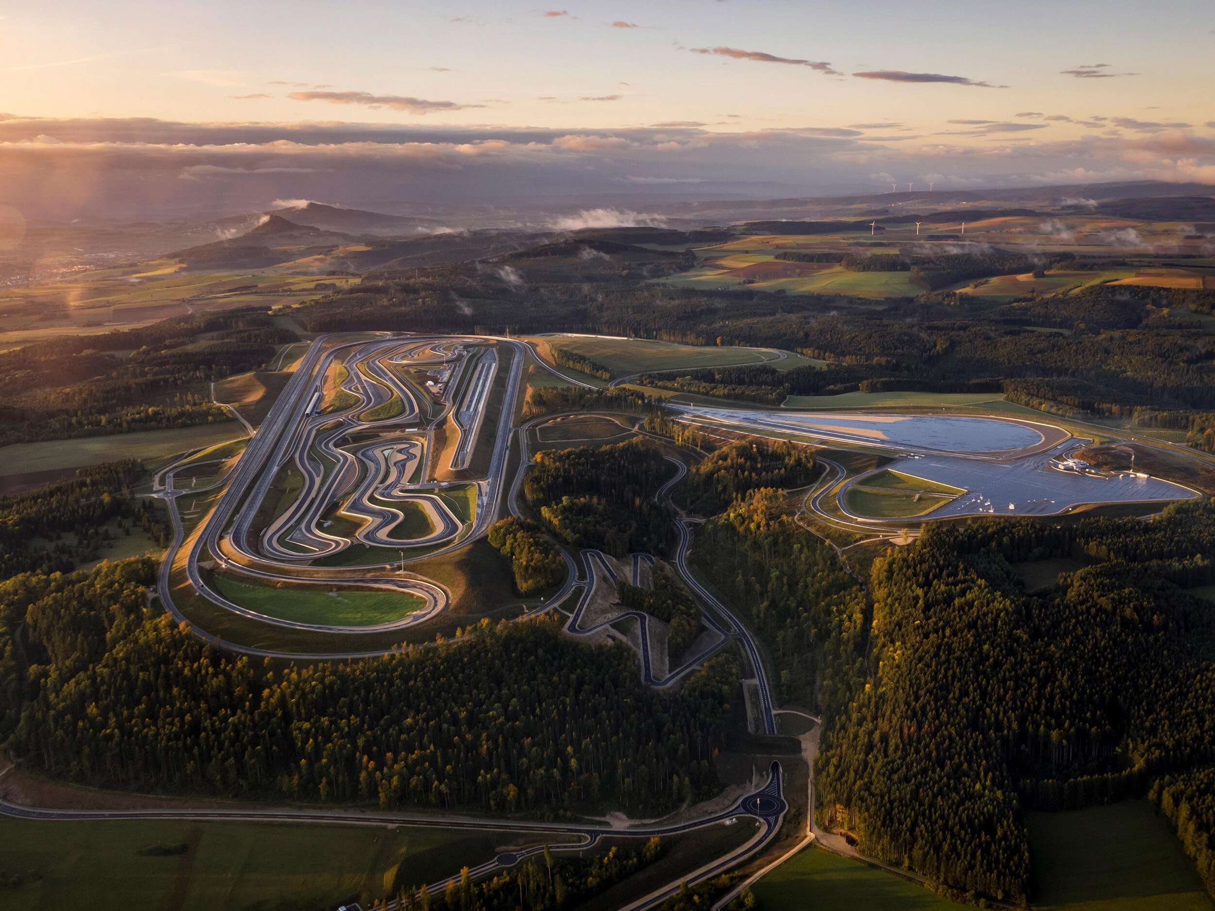 Sicht auf eine Teststrecke von Mercedes-Benz aus einer Vogelperspektive bei Sonnenuntergang.
