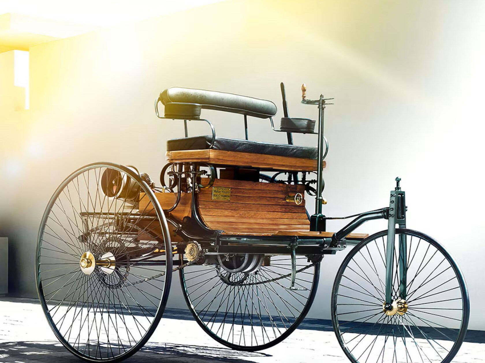 Modell eines alten Fahrzeugs.