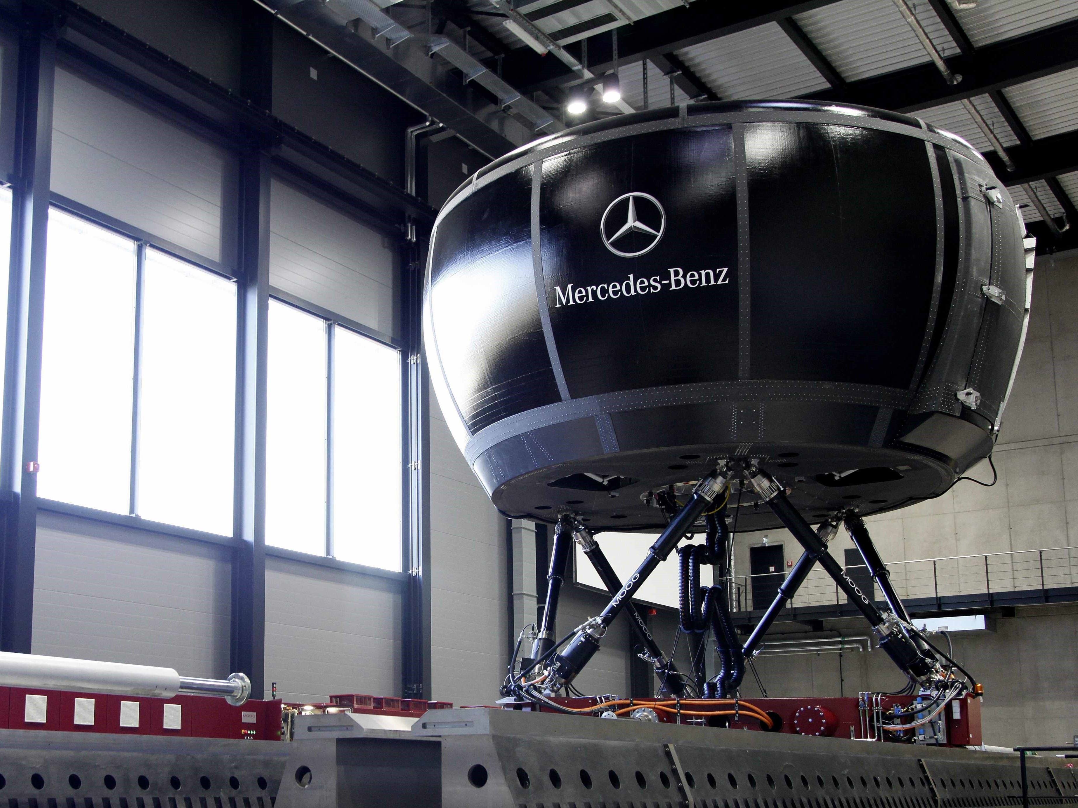 Studienteilnahme | Mercedes-Benz. Ansicht eines Testfahrzeugs von Mercedes-Benz in einer großen Lagerhalle.