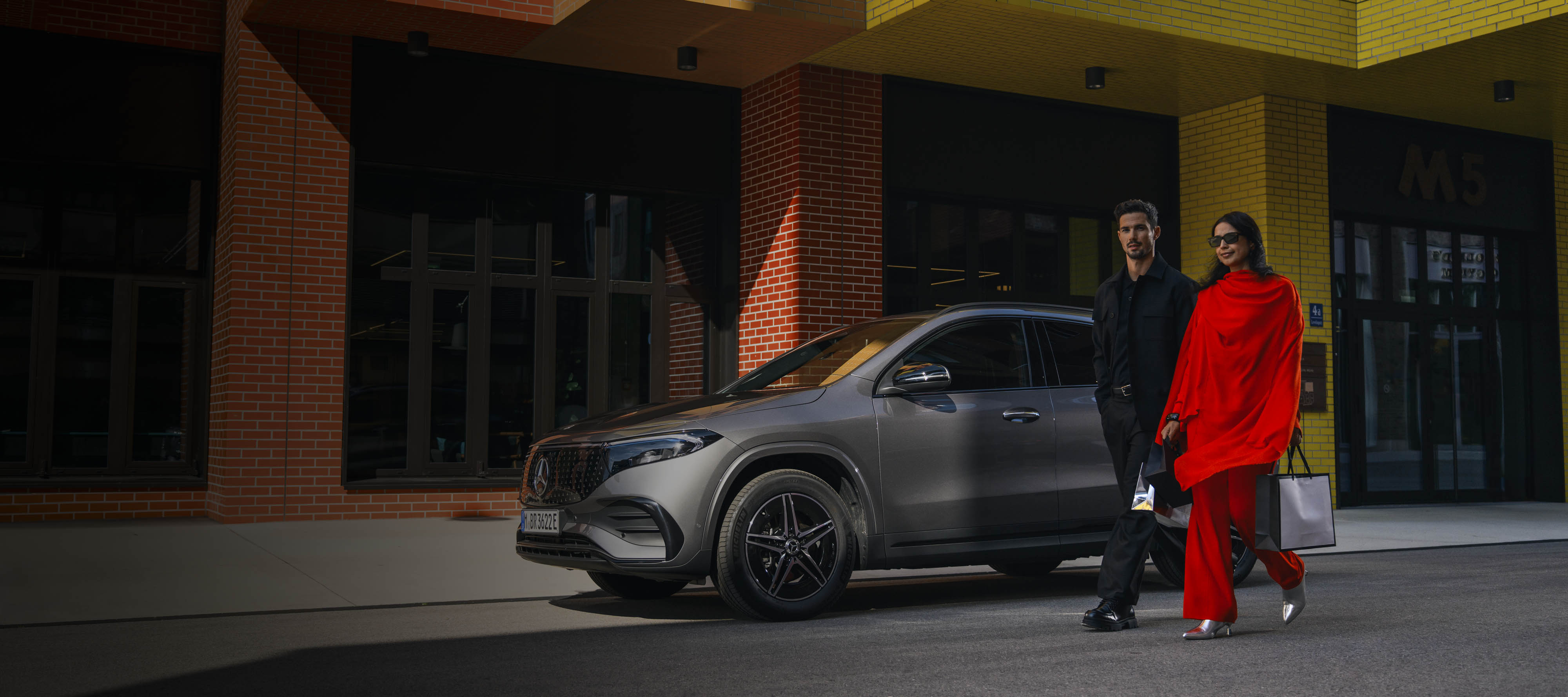 Leasing und Finanzierung für Ihren Mercedes-Benz Zwei Personen mit einem Mercedes-Benz.