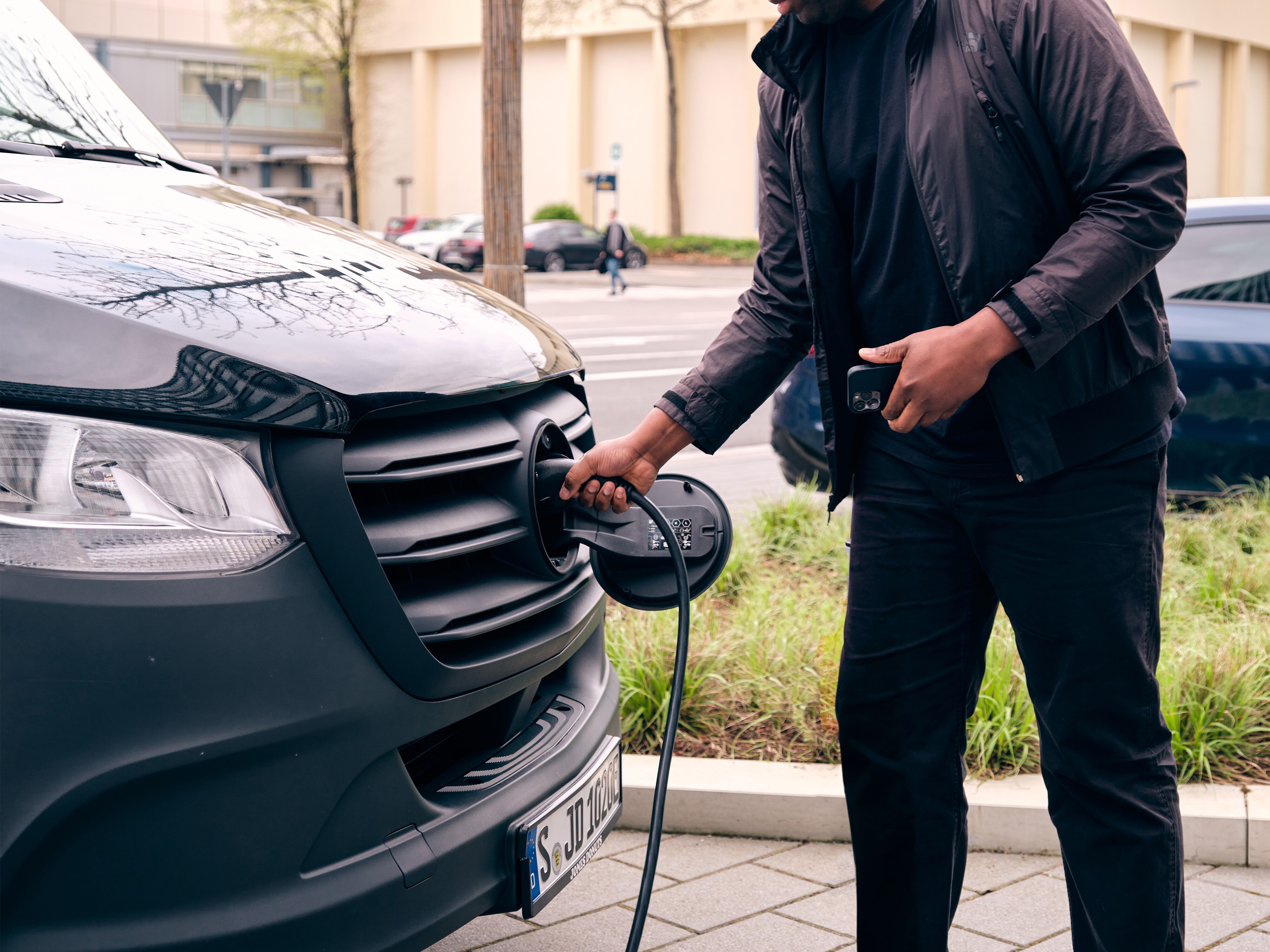 Person lädt ihren Mercedes-Benz. 