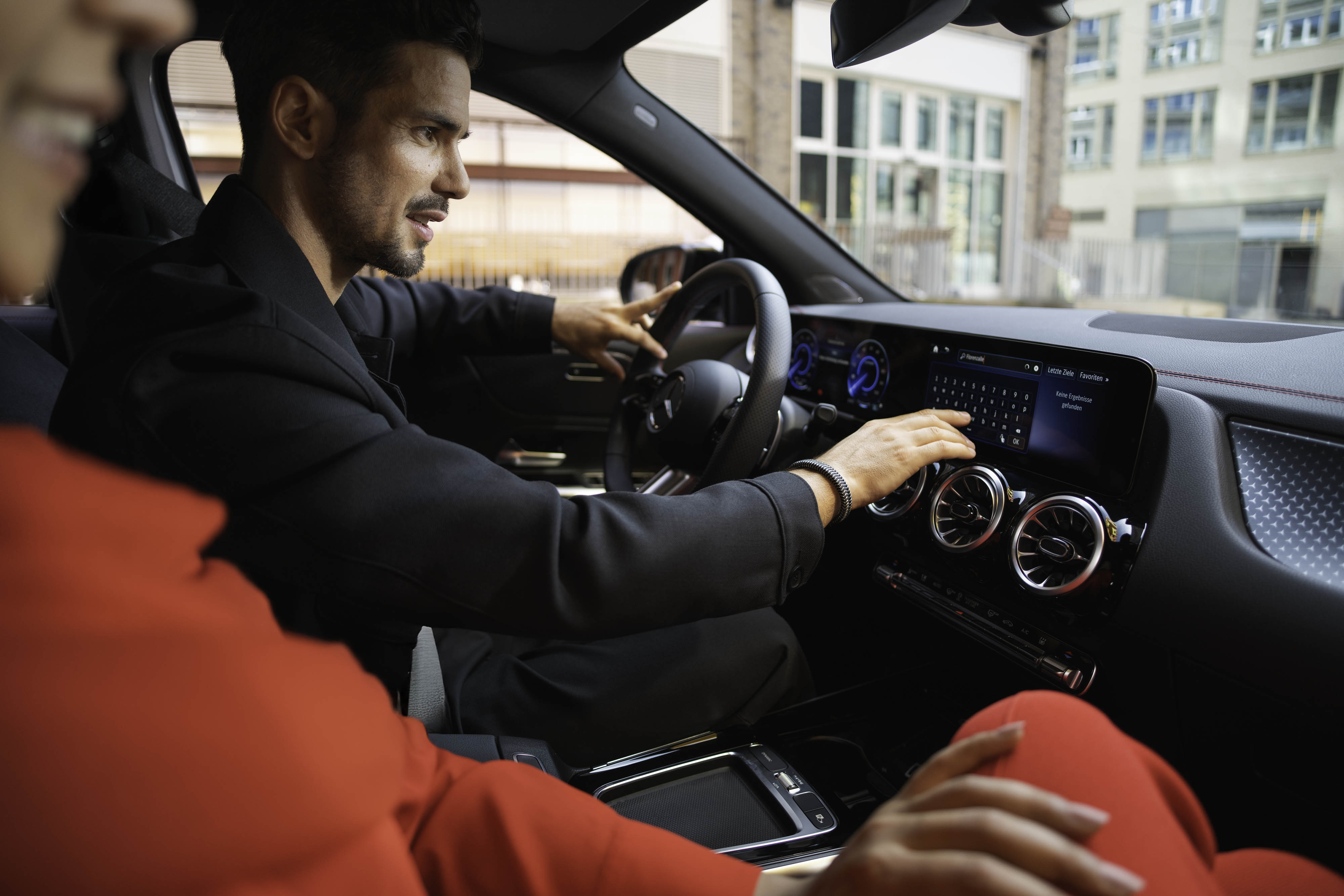 Gebrauchtwagenangebote für Ihren Mercedes-Benz Zwei Personen in einem Mercedes-Benz.