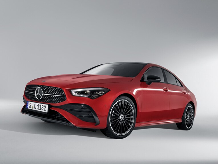 Das CLA Coupé von Mercedes-Benz in einer seitlichen Frontansicht.