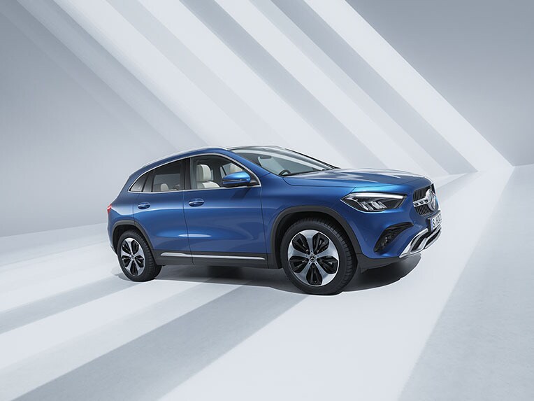 Das GLA Coupé von Mercedes-Benz in einer seitlichen Frontansicht.