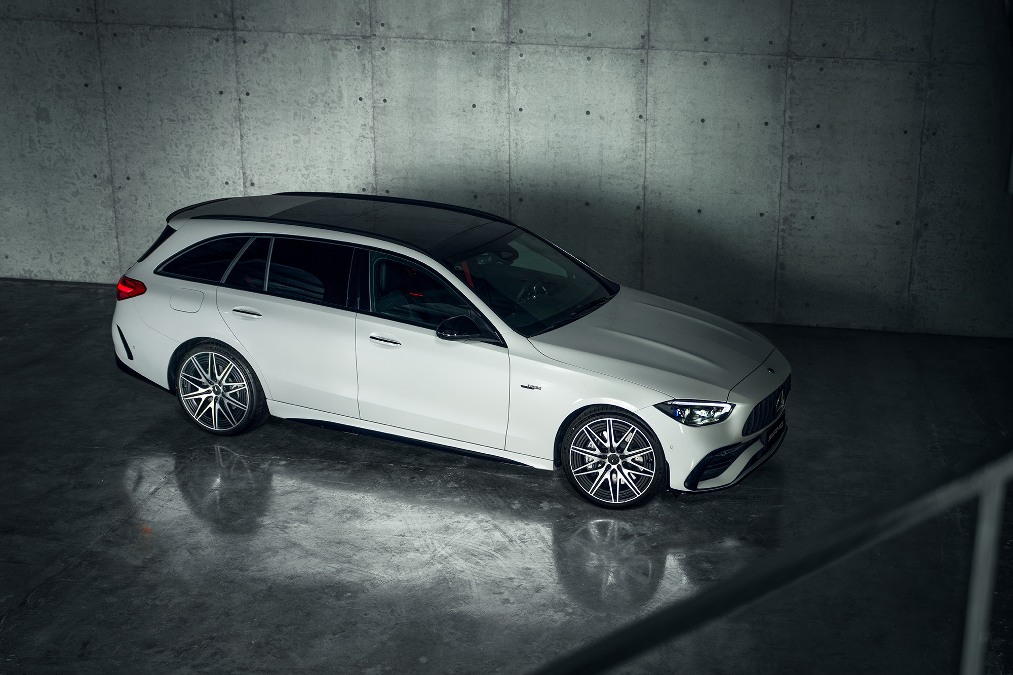 Fahrzeug-Angebote | Mercedes-Benz. Eine silbergraue Mercedes-Benz C-Klasse parkend in einer Garage.