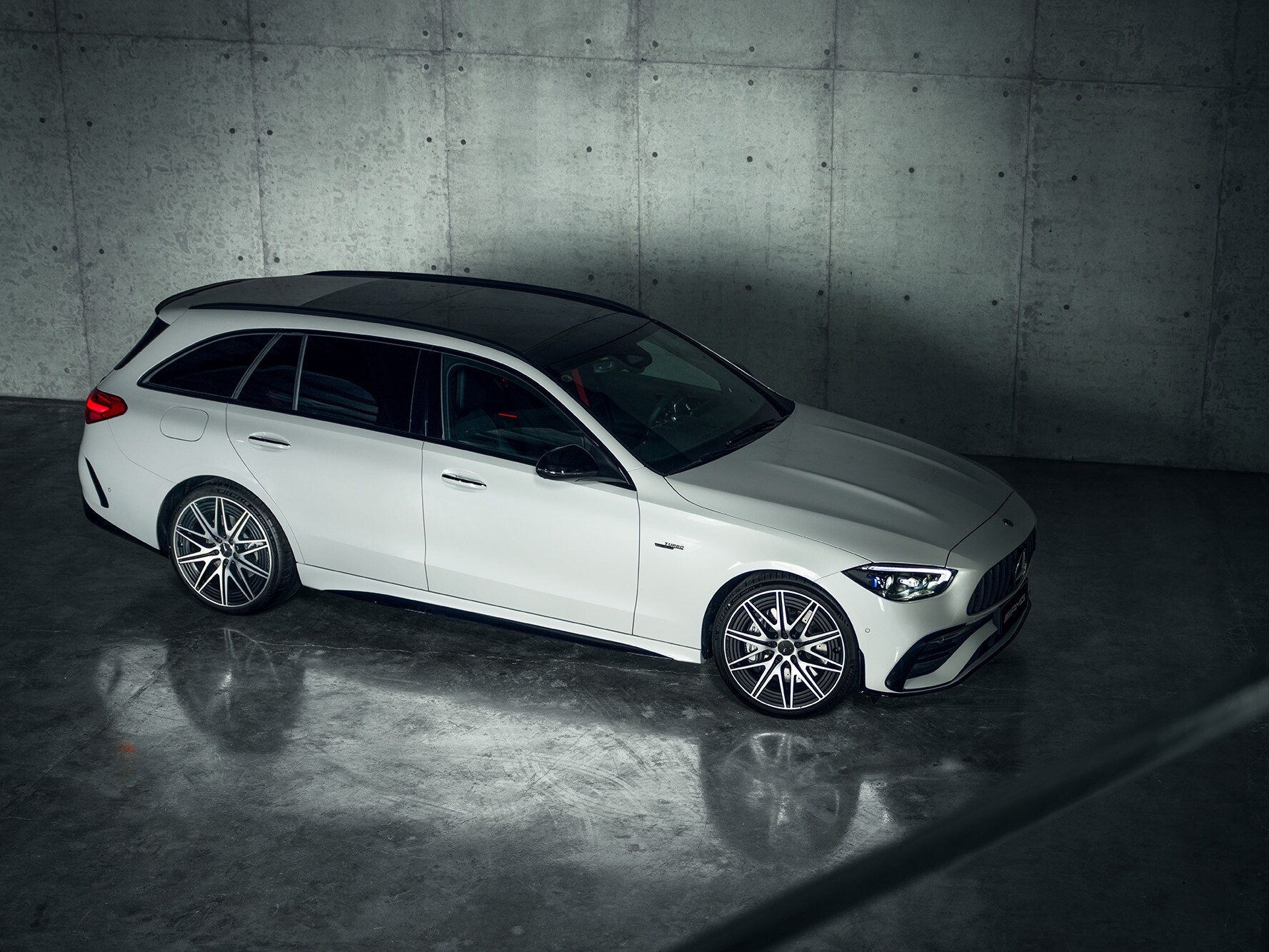 Eine silbergraue Mercedes-Benz C-Klasse parkend in einer Garage.