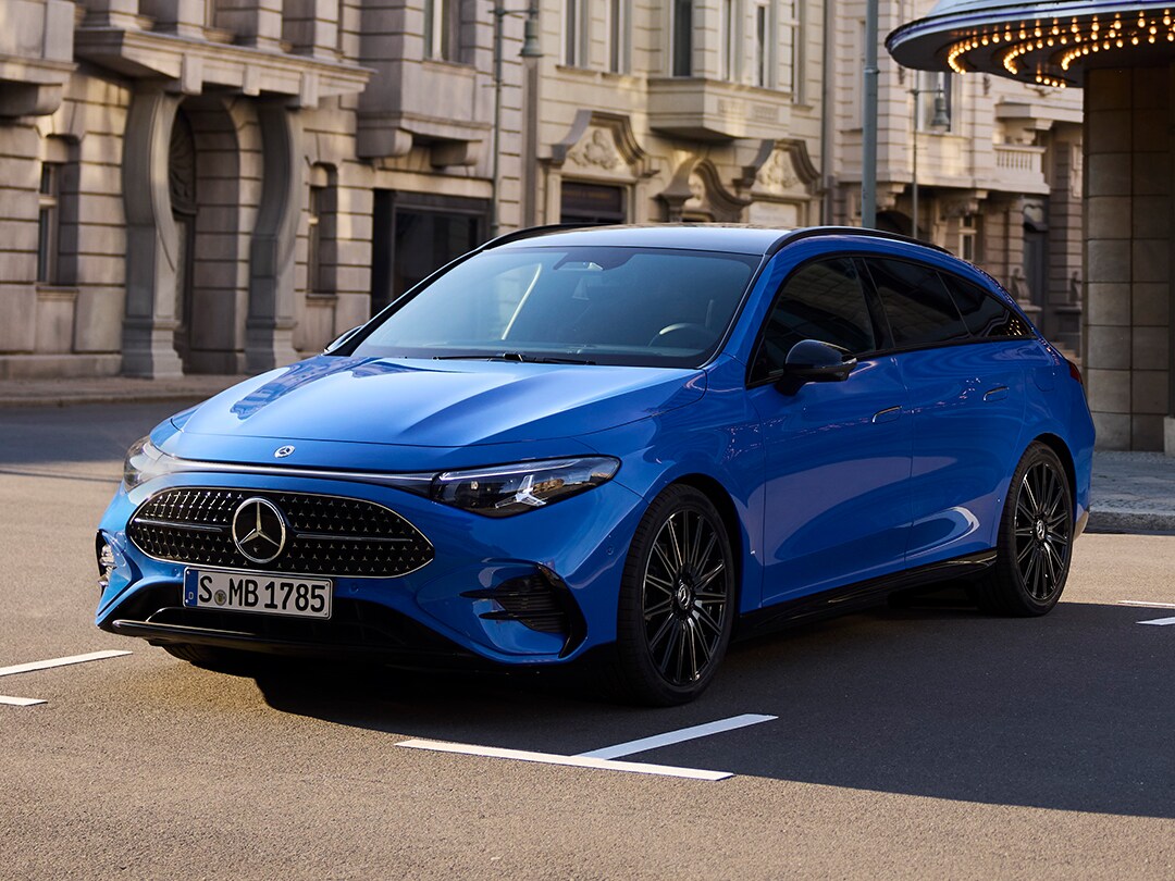 Ein leuchtend blauer CLA Shooting Brake vor einer städtischen Kulisse.