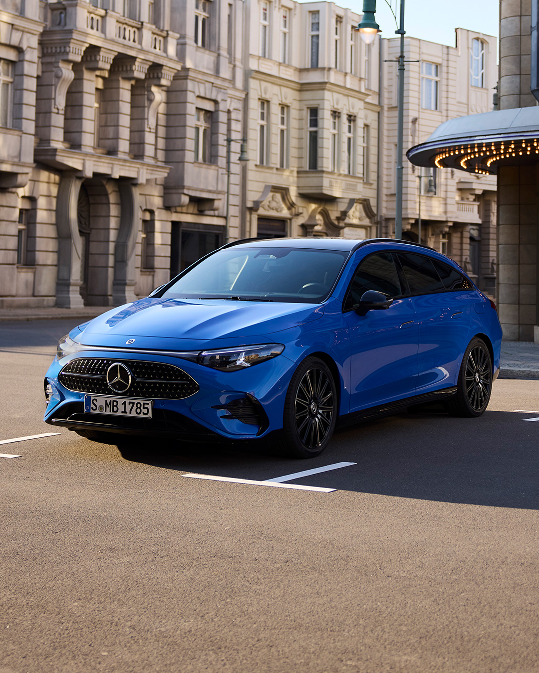 Angebote | Mercedes-Benz Ein leuchtend blauer CLA Shooting Brake vor einer städtischen Kulisse.