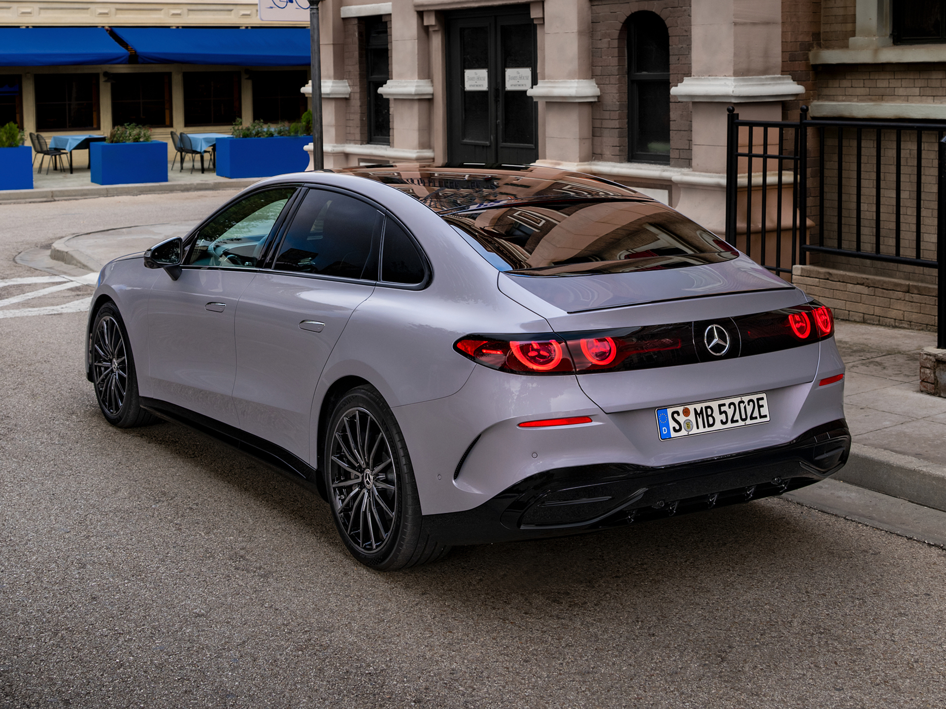 Fahrzeug-Angebote | Mercedes-Benz. Die neue elektrische C-Klasse in schräger Heckansicht auf einer Straße.