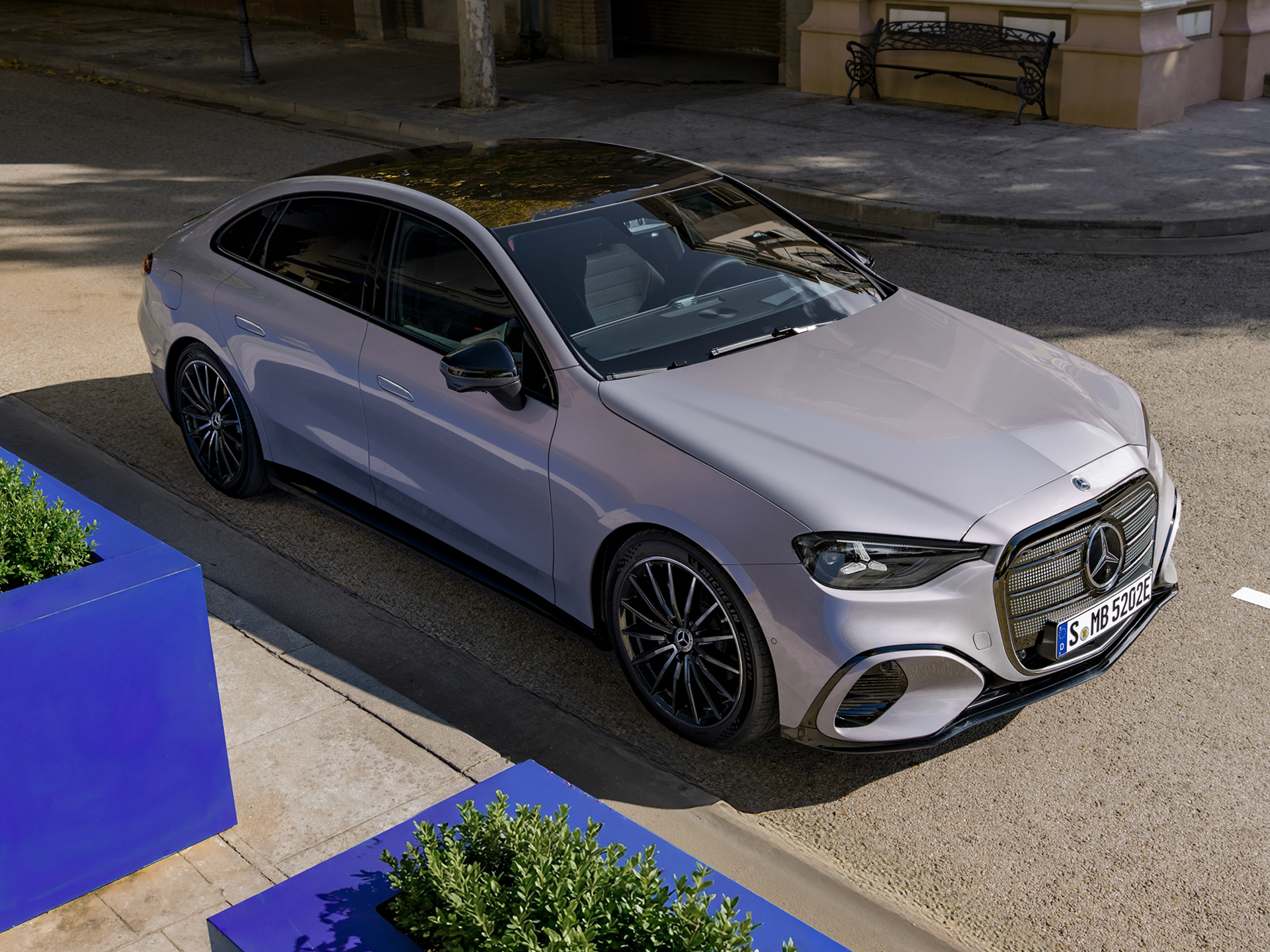 Angebote | Mercedes-Benz Die neue elektrische C-Klasse in schräger Frontansicht auf einer Straße.
