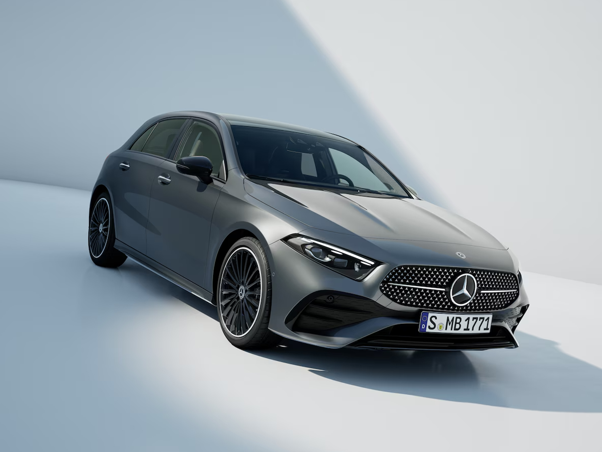 Fahrzeug-Angebote | Mercedes-Benz. Eine silbergraue Mercedes-Benz A-Klasse Kompaktlimousine steht in einem hell beleuchteten, weißen Raum.