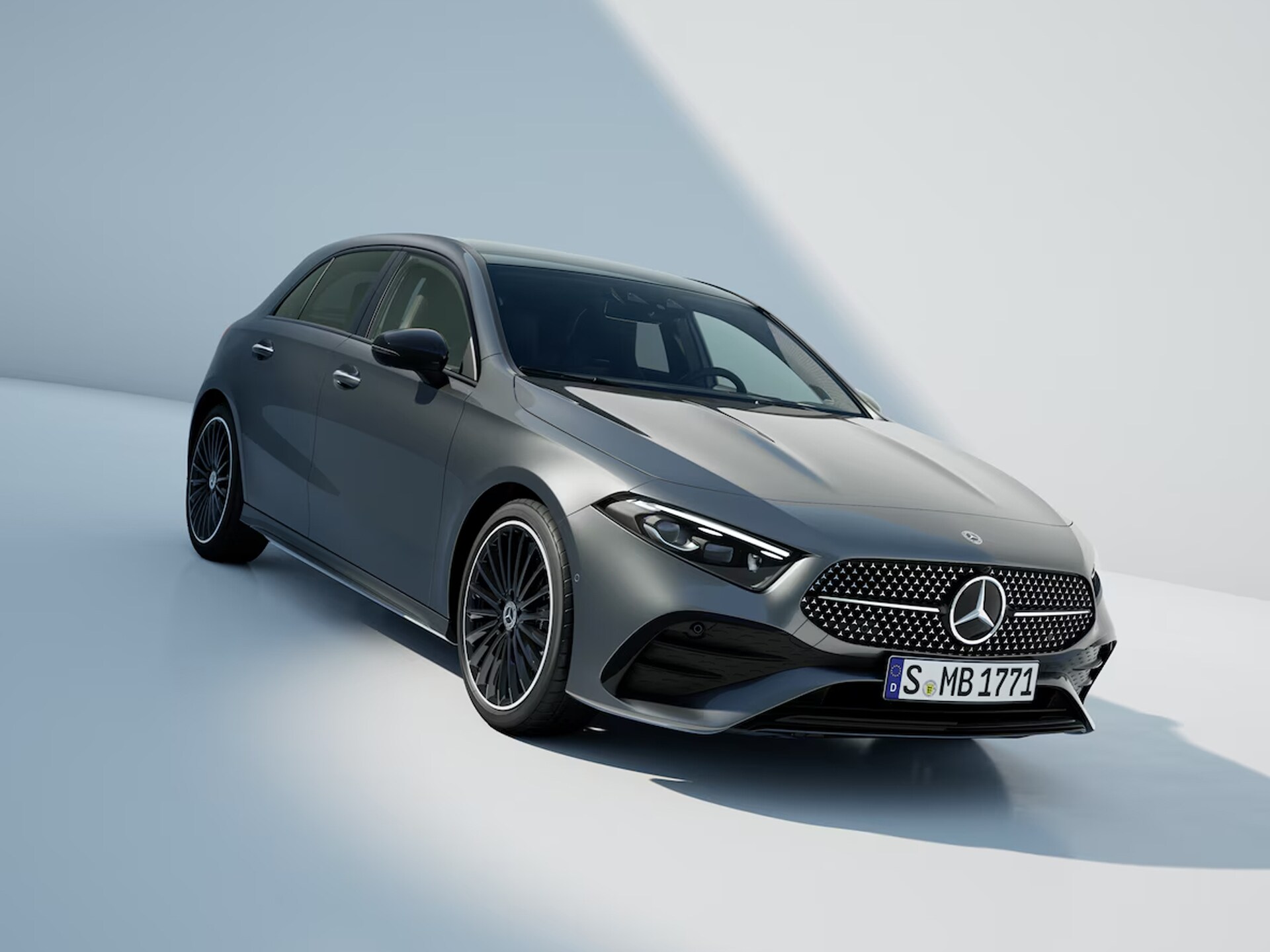 Eine silbergraue Mercedes-Benz A-Klasse Kompaktlimousine steht in einem hell beleuchteten, weißen Raum.