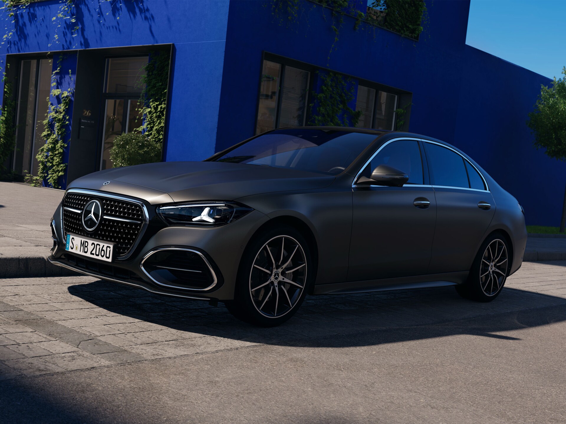 Die neue C-Klassen Limousine in schräger Frontansicht auf einer Straße.