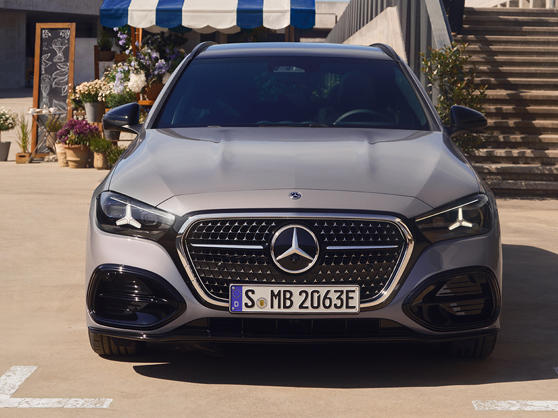 Angebote | Mercedes-Benz Das neue C-Klassen T-Modell in Frontansicht auf einer Straße.