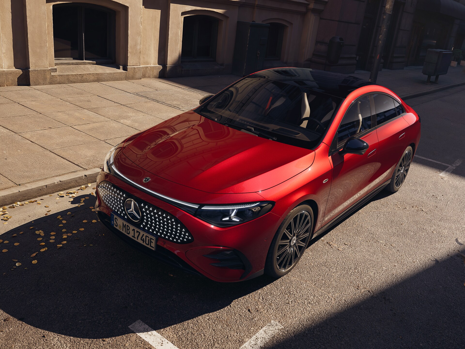 Ein roter Mercedes-Benz CLA 250+ mit EQ Technologie steht am Seitenrand einer Straße.