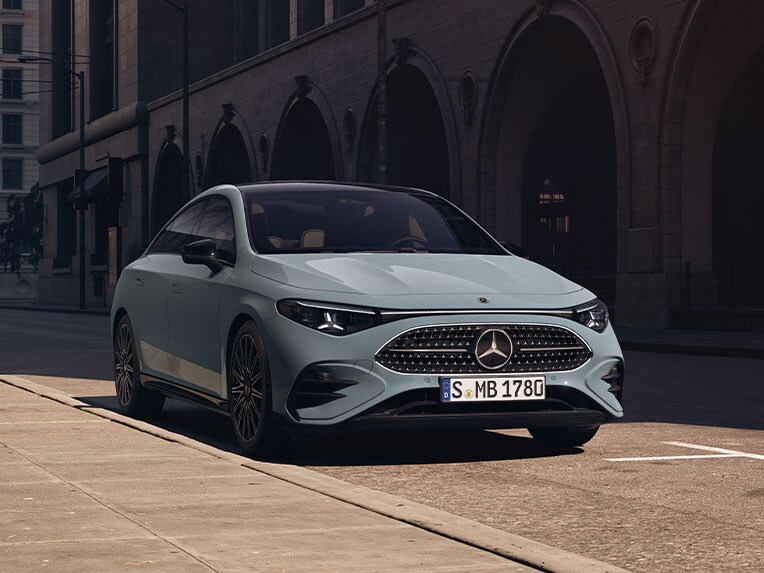 Der Mercedes-Benz CLA auf einem Fußballfeld.