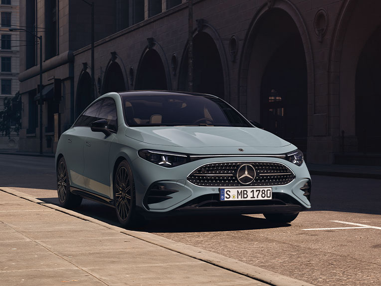 140 Jahre Innovation | Mercedes-Benz Der Mercedes-Benz CLA auf einem Fußballfeld.