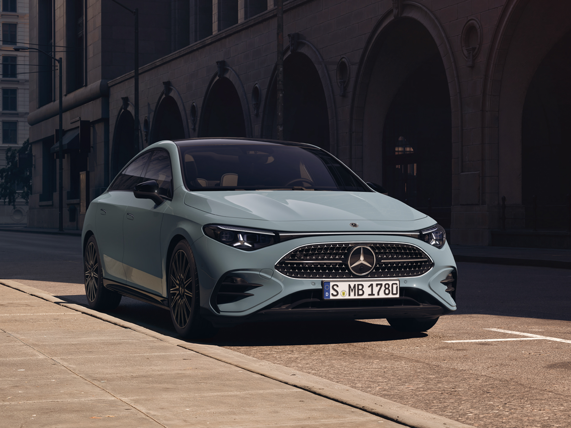 Fahrzeug-Angebote | Mercedes-Benz. Eine Mercedes-Benz CLA 180 Limousine steht auf einer Straße in einer Parkbucht.