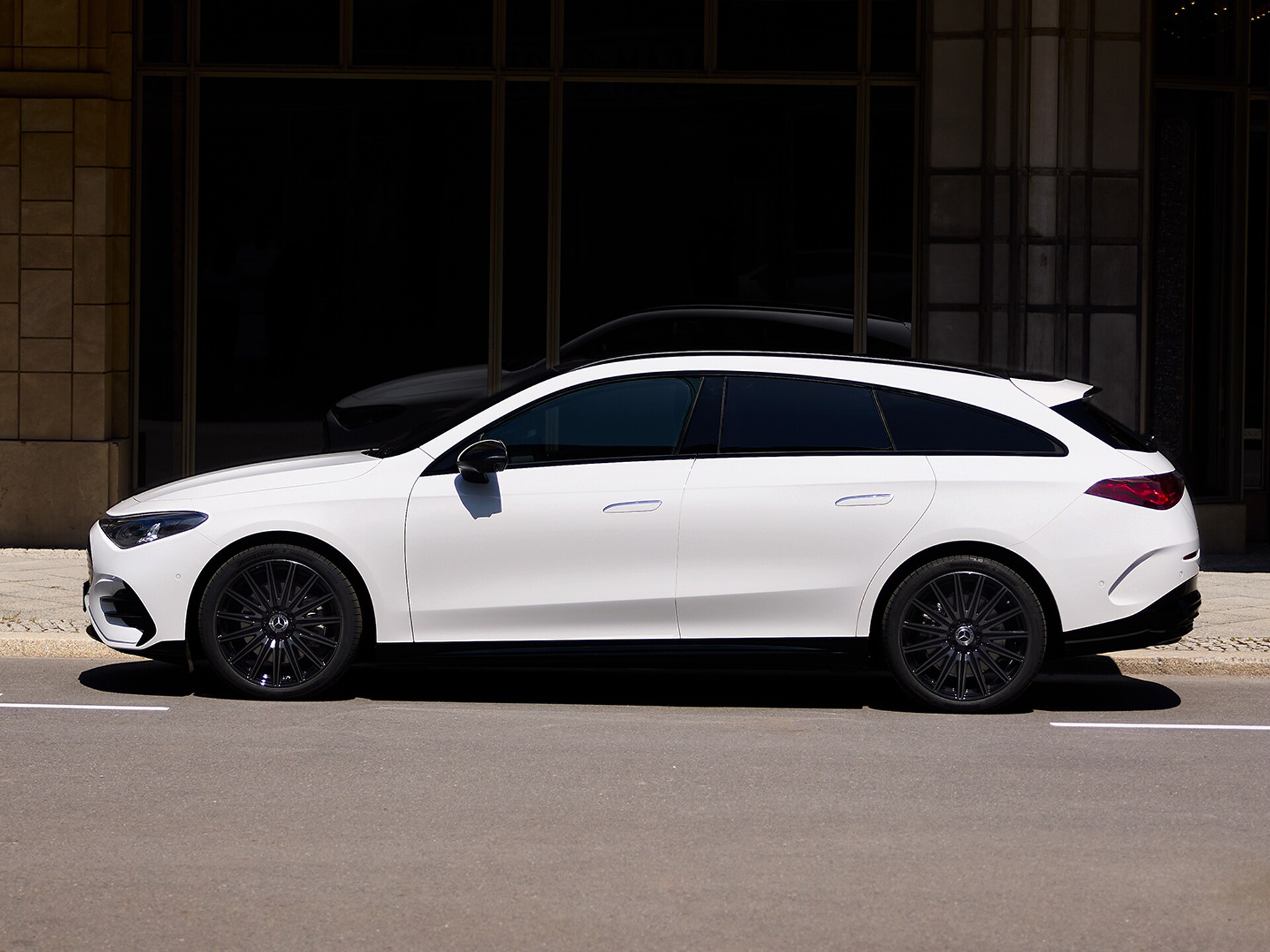 Ein Mercedes-Benz CLA 250+ Shooting Brake mit EQ Technologie steht am Seitenrand einer Straße.