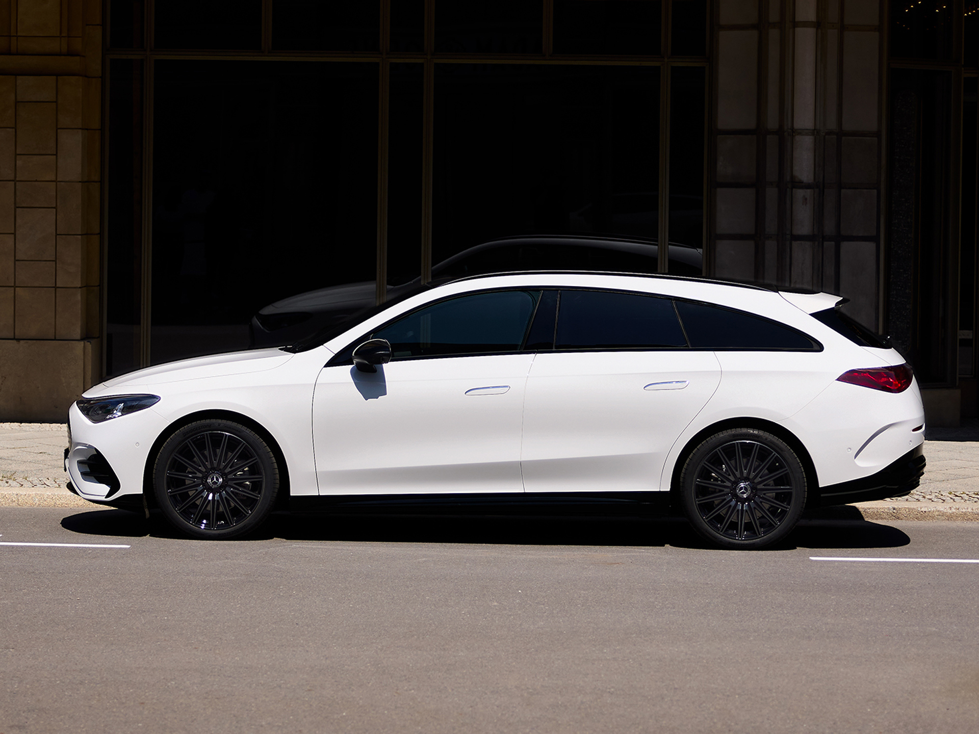Fahrzeug-Angebote | Mercedes-Benz. Ein Mercedes-Benz CLA 250+ Shooting Brake mit EQ Technologie steht am Seitenrand einer Straße.