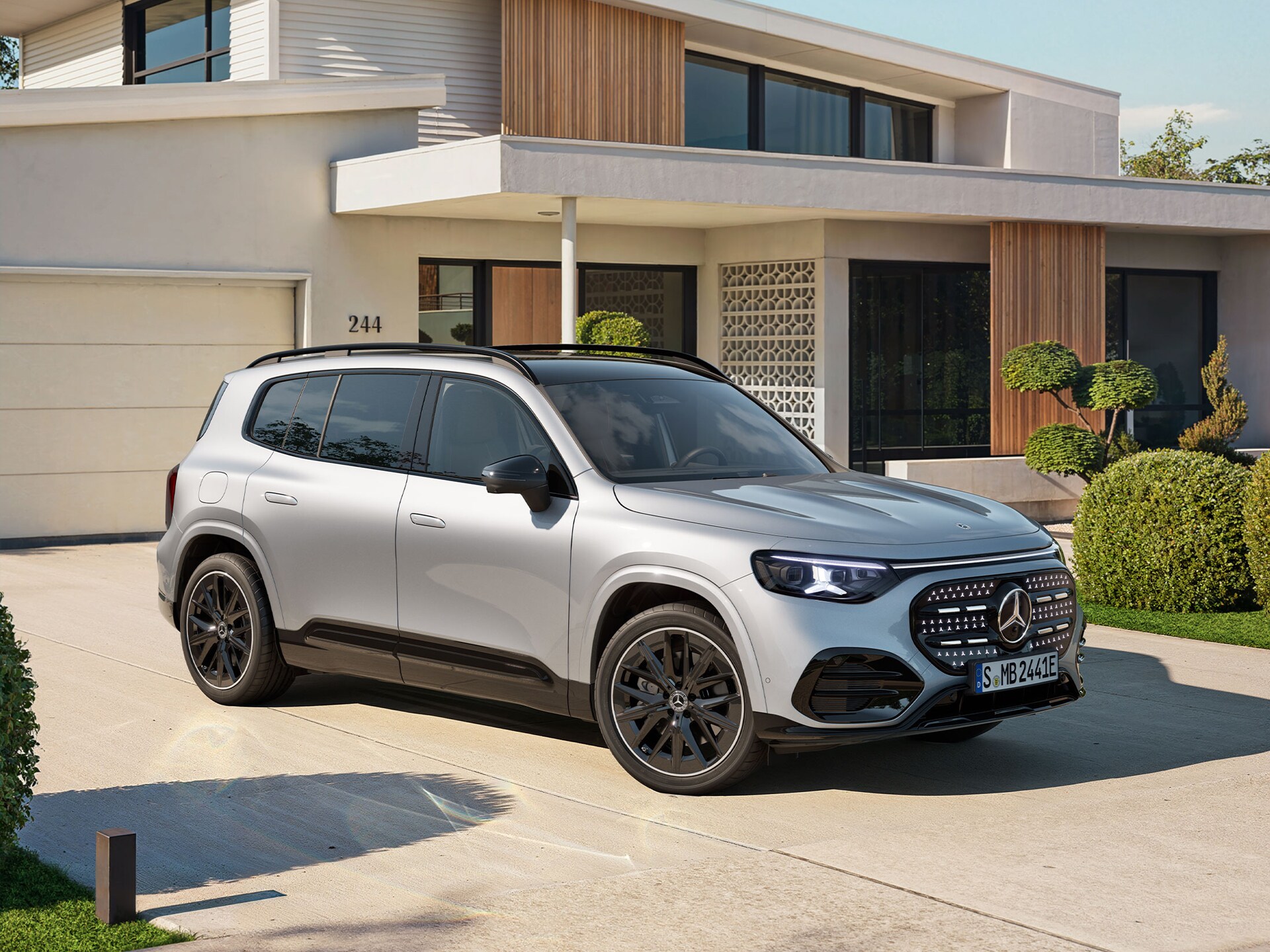 Eine silbergrauer Mercedes-Benz GLB 250+ mit EQ Technologie.