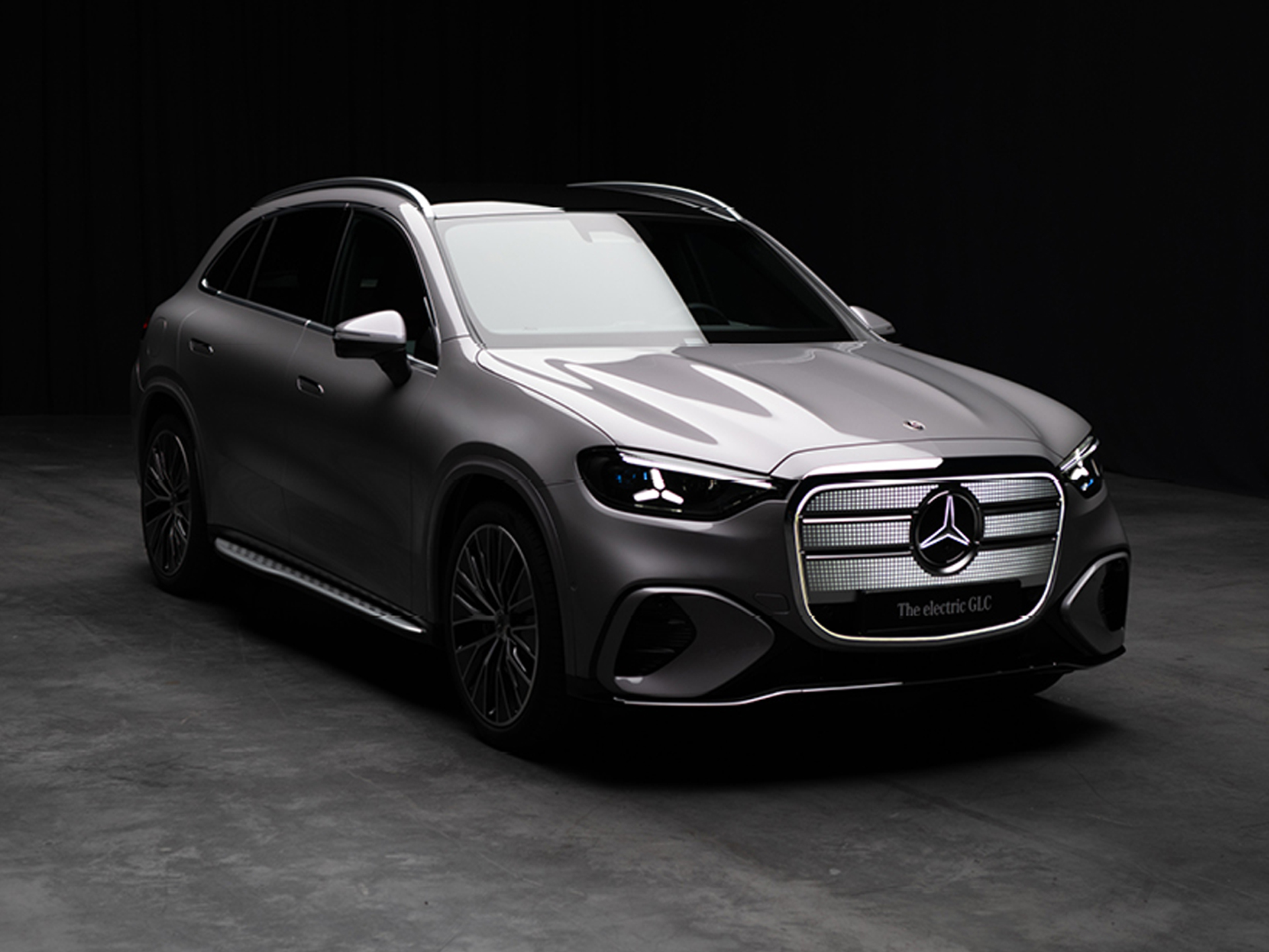 Fahrzeug-Angebote | Mercedes-Benz. Ein Mercedes-Benz CLC 400 steht auf einem dunklen Untergrund.