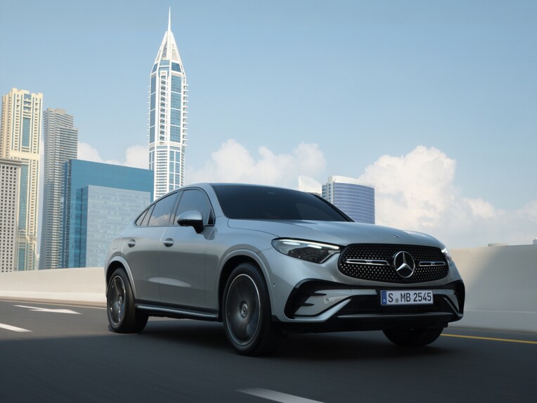 Das Bild zeigt die schräge Frontansicht eines Mercedes-Benz GLC Coupé.