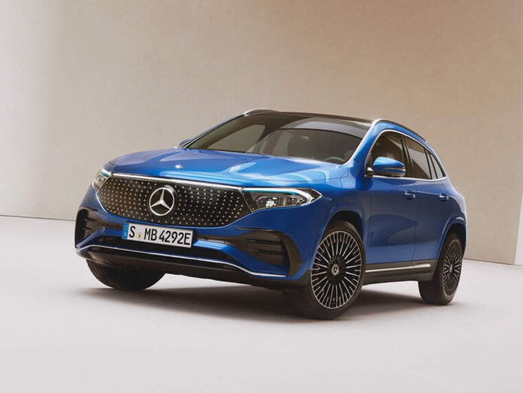 Das Bild zeigt den EQA von Mercedes-EQ in einer seitlichen Frontansicht.