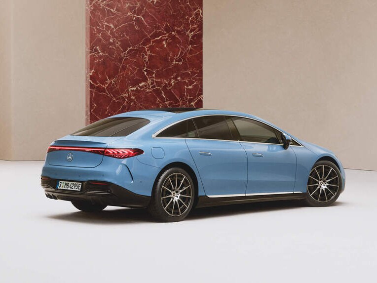 Das Bild zeigt die schräge Heckansicht eines Mercedes-Benz EQE.