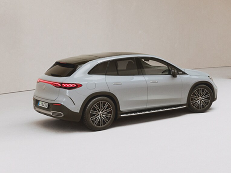 Das Bild zeigt die schräge Heckansicht eines Mercedes-Benz EQE SUV.