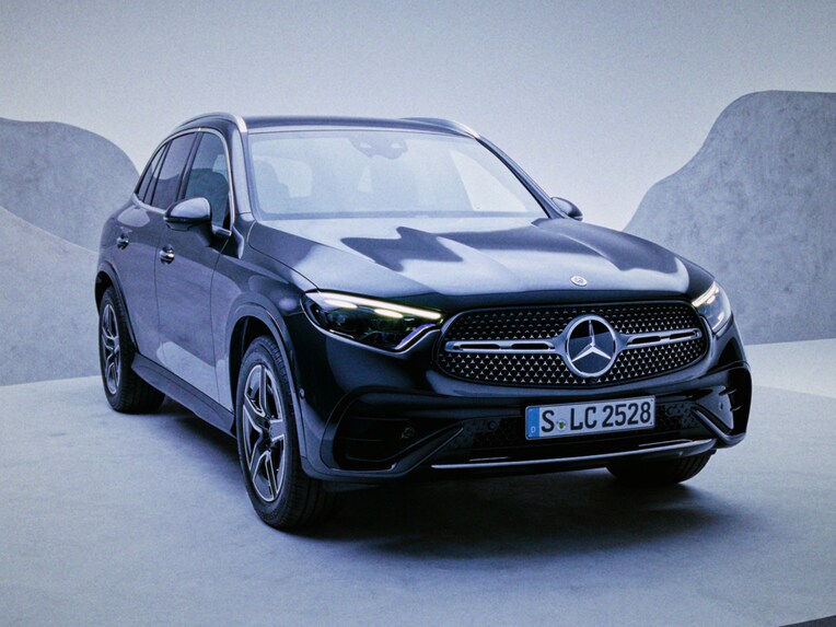 Das Bild zeigt die schräge Frontansicht eines Mercedes-Benz GLC.