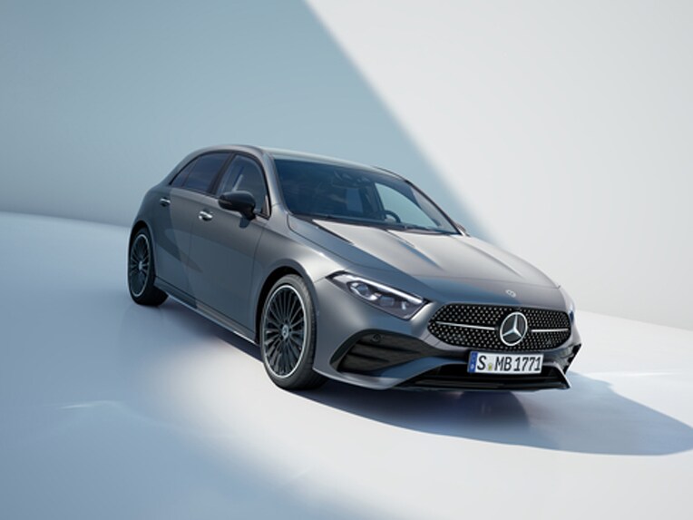 Das Bild zeigt die schräge Frontansicht einer Mercedes-Benz A-Klasse.