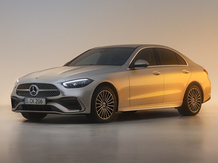 Die C-Klasse Limousine von Mercedes-Benz in einer seitlichen Frontansicht.