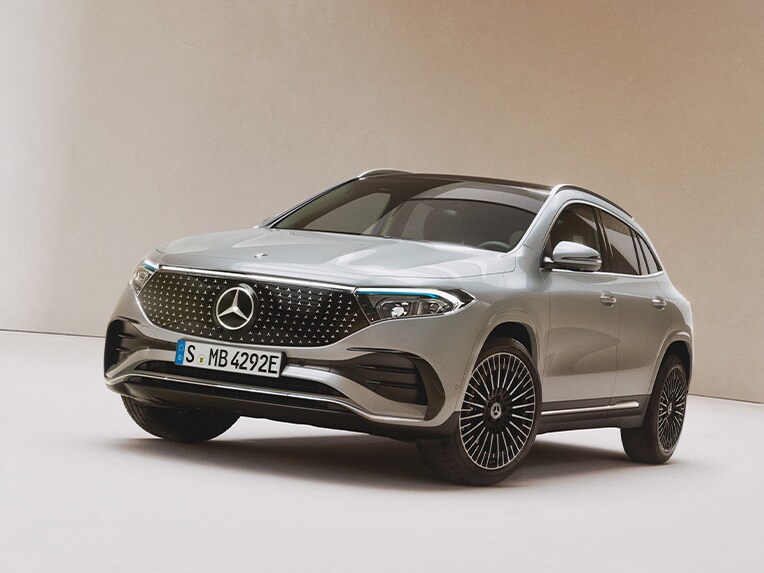 Das Bild zeigt den EQA von Mercedes-EQ in einer seitlichen Frontansicht.
