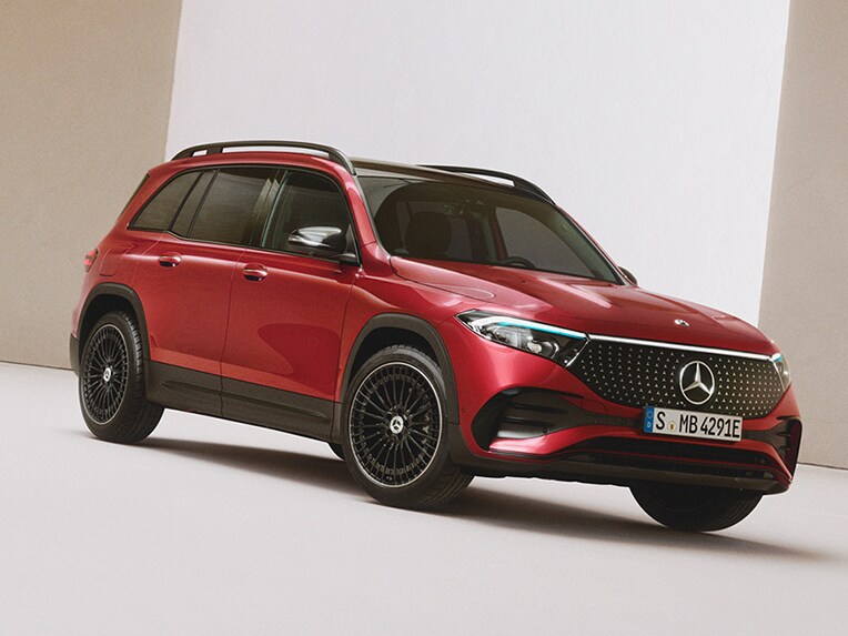 Das Bild zeigt den EQB von Mercedes-EQ in einer seitlichen Frontansicht.