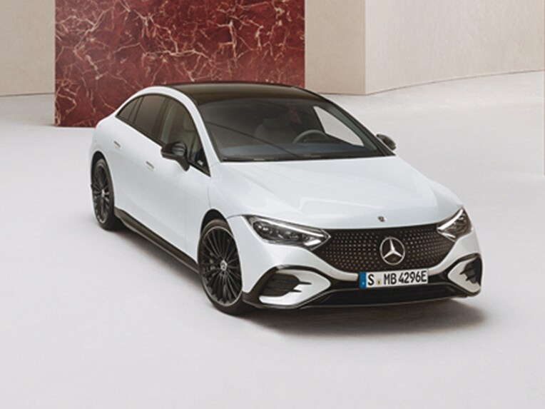 Das Bild zeigt die schräge Frontansicht eines Mercedes-Benz EQE.