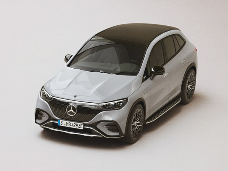 Das Bild zeigt die schräge Frontansicht eines Mercedes-Benz EQE.
