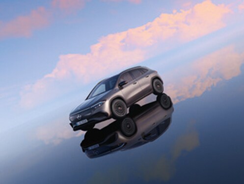 Das Bild zeigt den EQA von Mercedes-EQ in einer seitlichen Frontansicht.