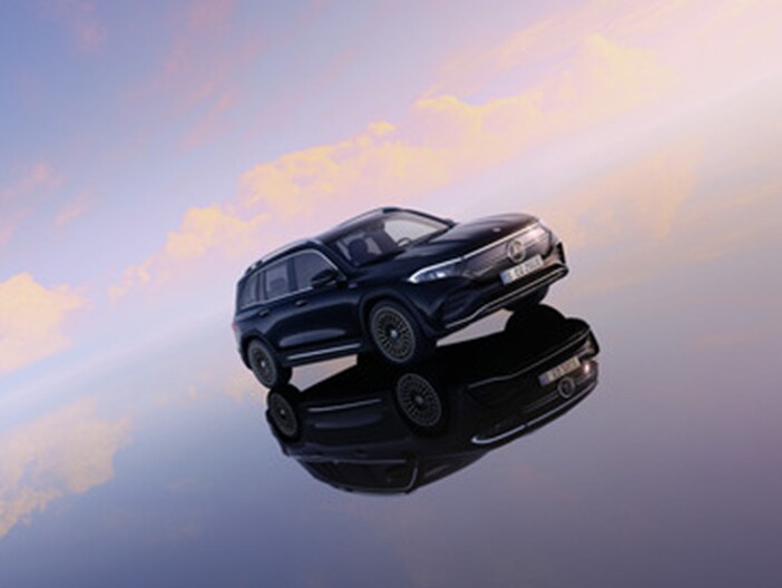 Das Bild zeigt den EQB von Mercedes-EQ in einer seitlichen Frontansicht.