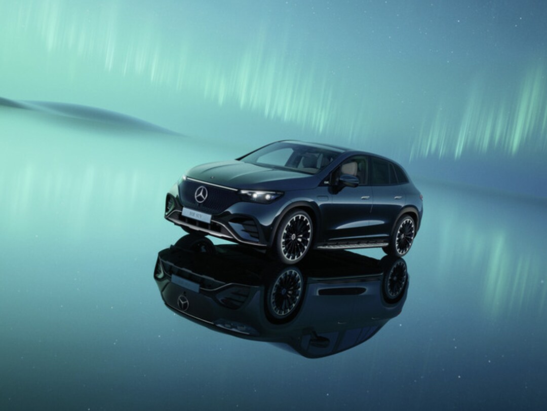 Der neue EQE SUV von Mercedes-EQ an einer öffentlichen Ladestation.