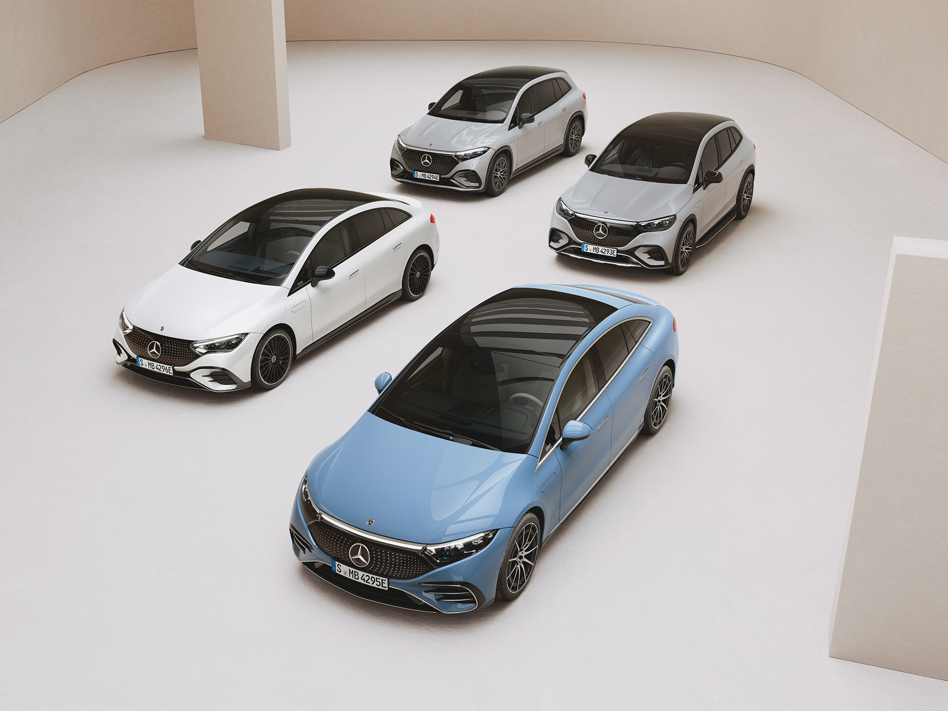 Elektroauto Förderung | Mercedes-Benz Mercedes-Benz EQE, EQS und EQA parkend in einem Showroom vor hellem Hintergrund.