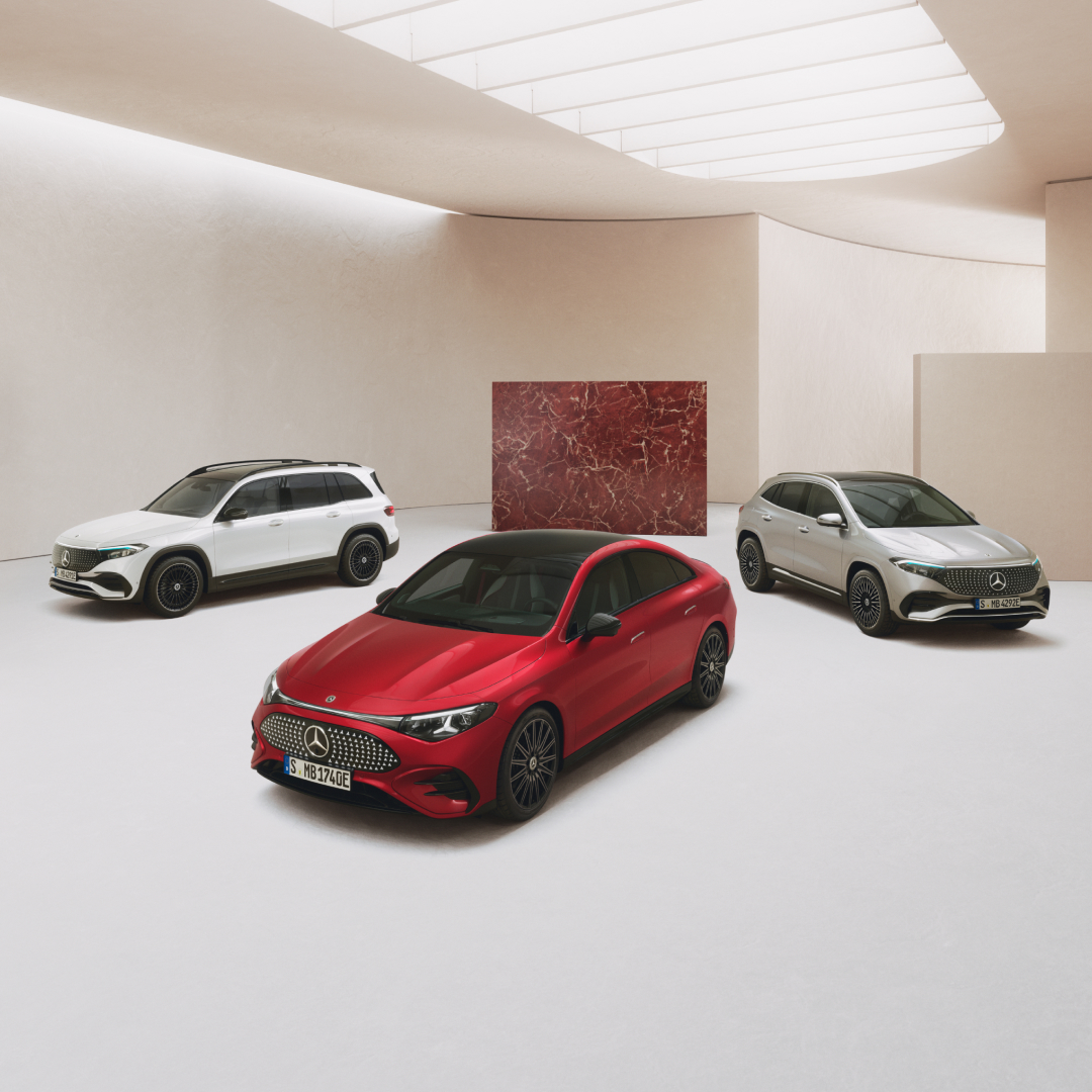 EQ-Modelle | Übersicht Drei Mercedes-Benz Modelle in seitlicher Frontansicht in Weiß, Rot und Silber in einem hellen Raum.