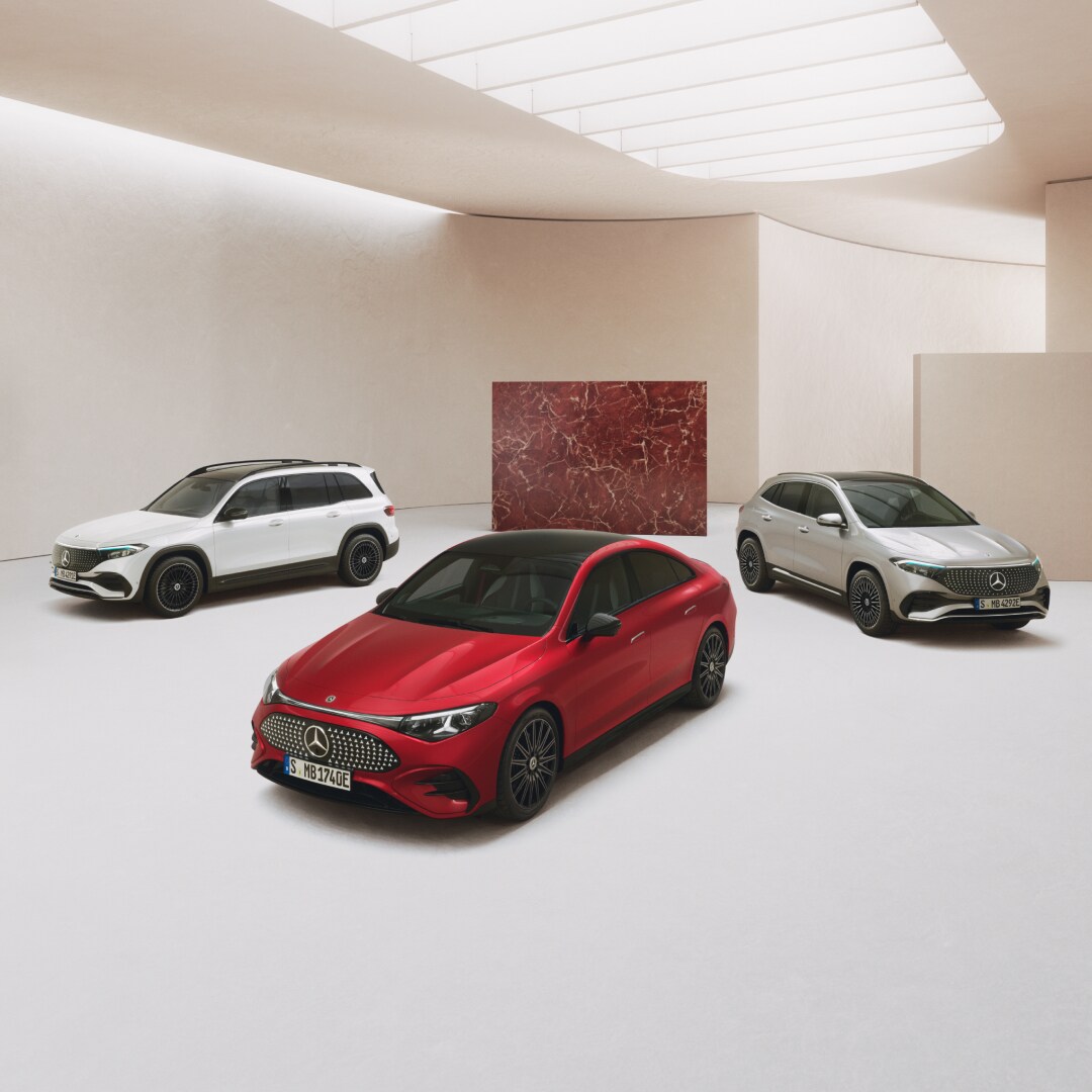 Diverse Mercedes-EQ Modelle parkend in einem Showroom auf hellem Hintergrund.