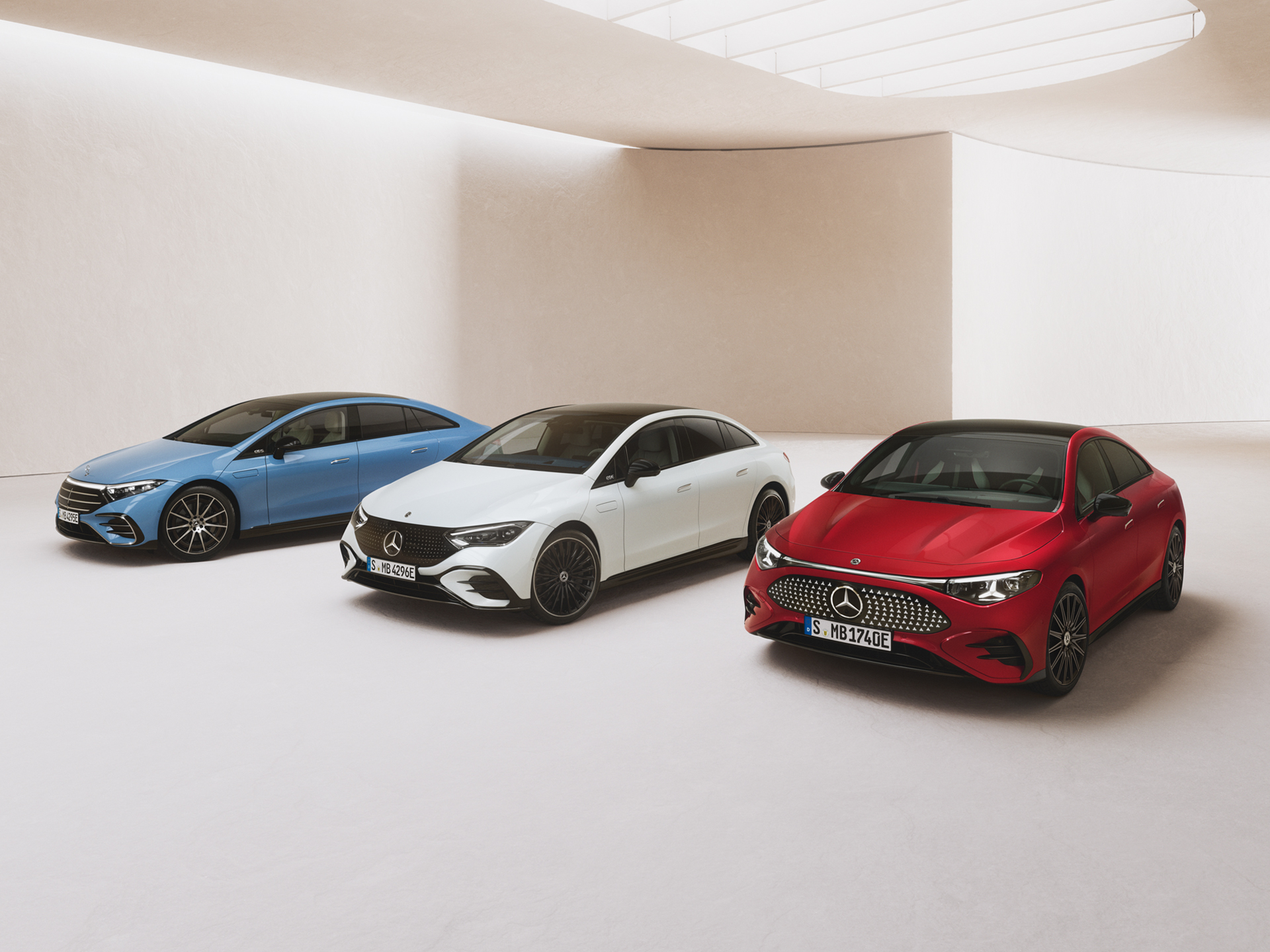 Abschreibung | Elektroauto Förderungen | Mercedes-Benz. Mercedes-Benz CLA, EQE und EQS parkend in einem Showroom vor hellem Hintergrund.