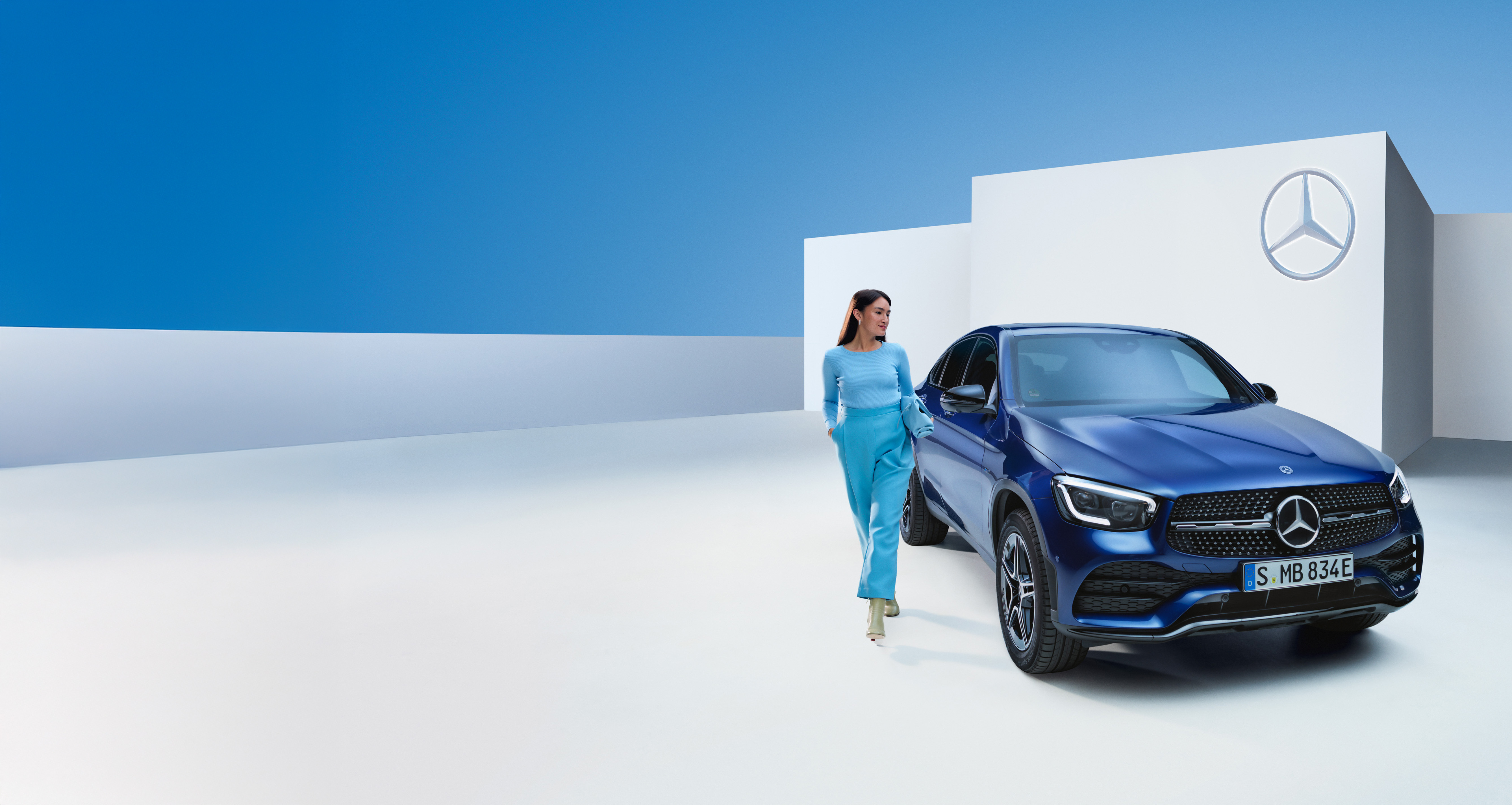 Beruhigt einsteigen mit der Mercedes-Benz Garantie. | Mercedes-Benz Eine entspannte Frau neben ihremMercedes.
