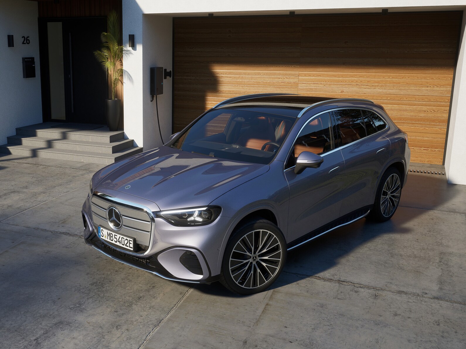 Ein neuer, elektrischer GLB in Lavendersilber steht vor einem hölzernen Garagentor.