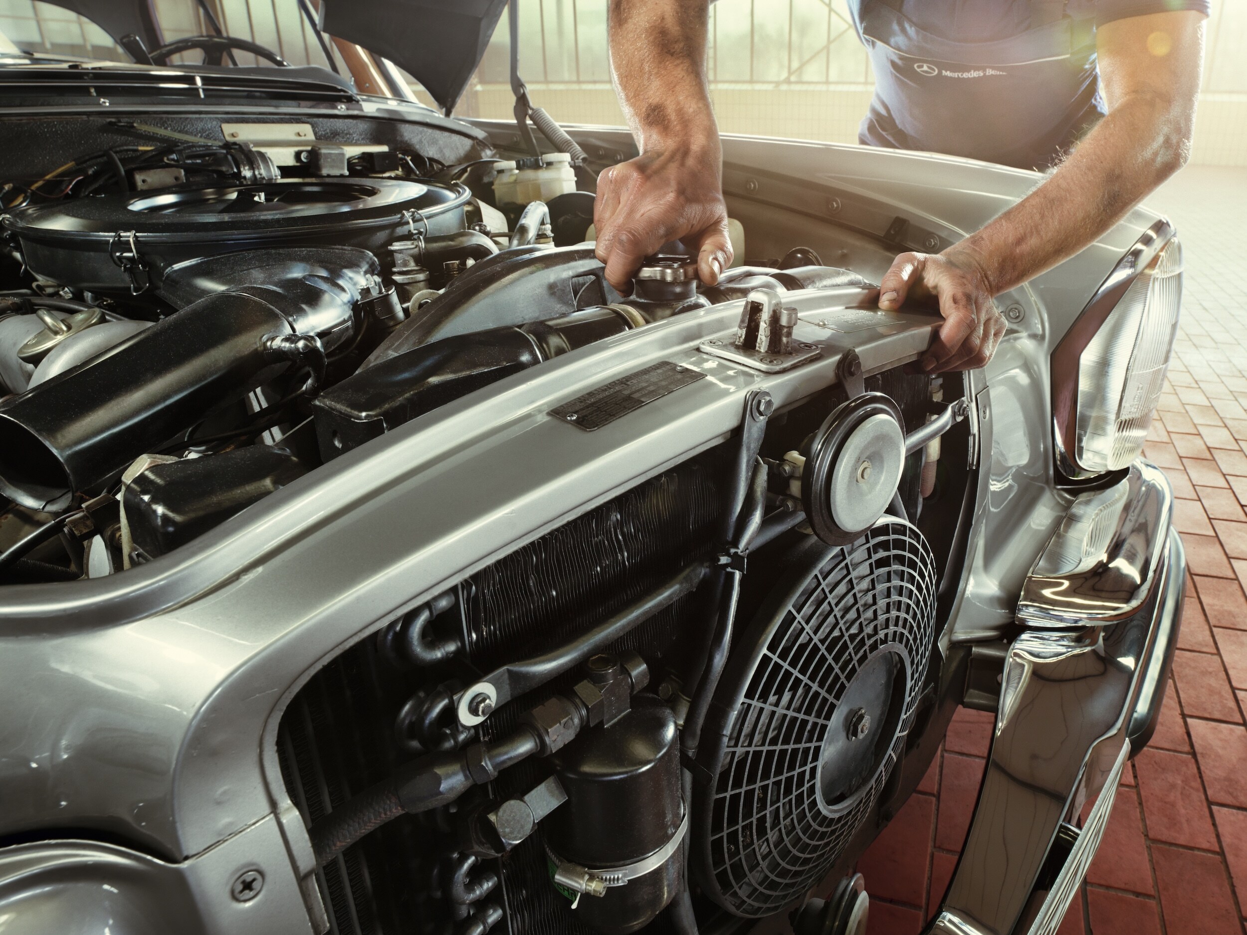 Offene Motorhaube eines Oldtimers