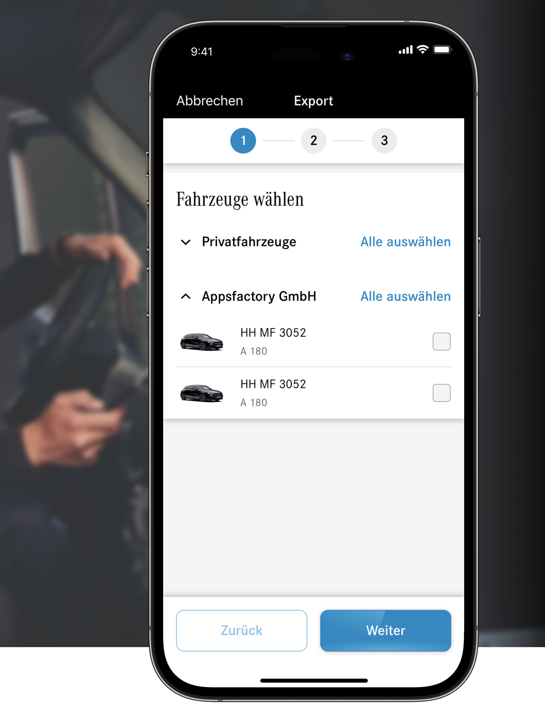 Ein mann sitzt in einem stehenden Auto mit Handy in der Hand.
