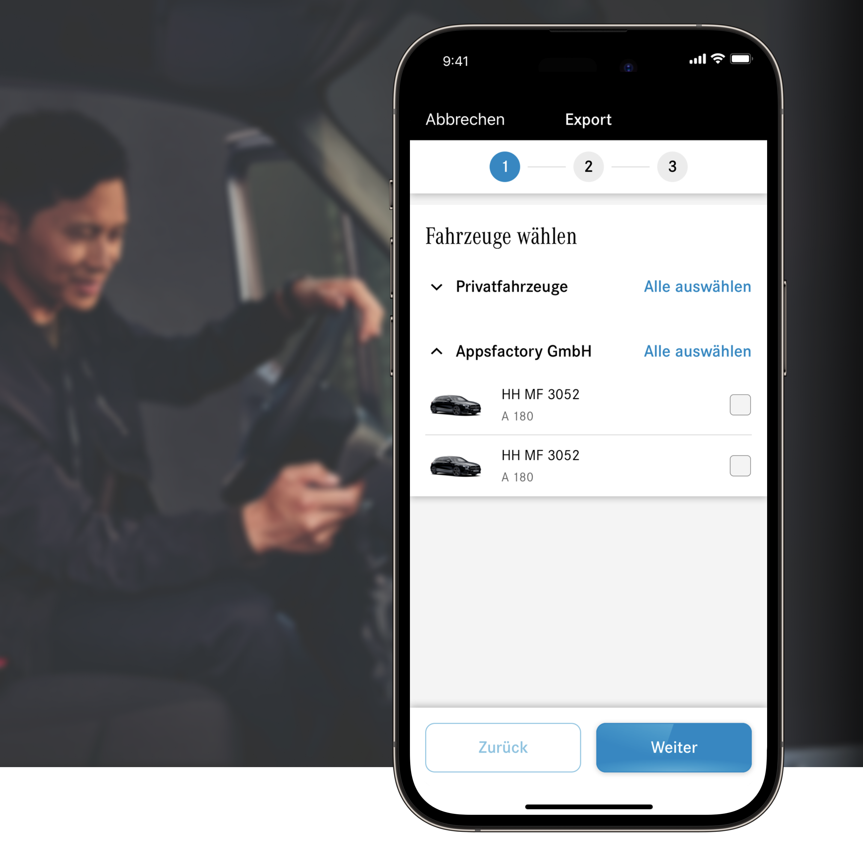Mercedes-Benz Fahrtenbuch für Geschäftskunden | Mercedes-Benz. Ein mann sitzt in einem stehenden Auto mit Handy in der Hand.